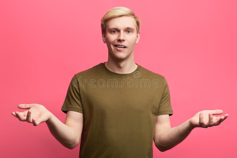 Twijfelachtige in verwarring gebrachte mens met geschokte uitdrukking stock fotografie Twijfelachtige in verwarring gebrachte mens met geschokte uitdrukking stock fotografie