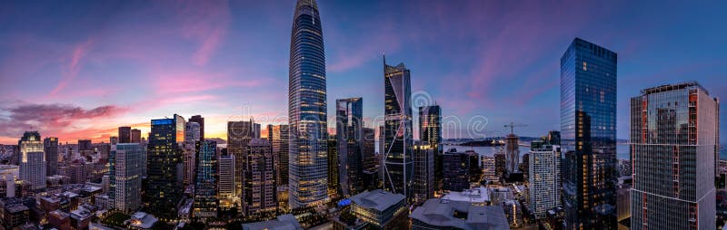 Twilight with a pink and blue sunset over San Francisco skyline with Salesforce Tower in the middle and Salesforce park at the