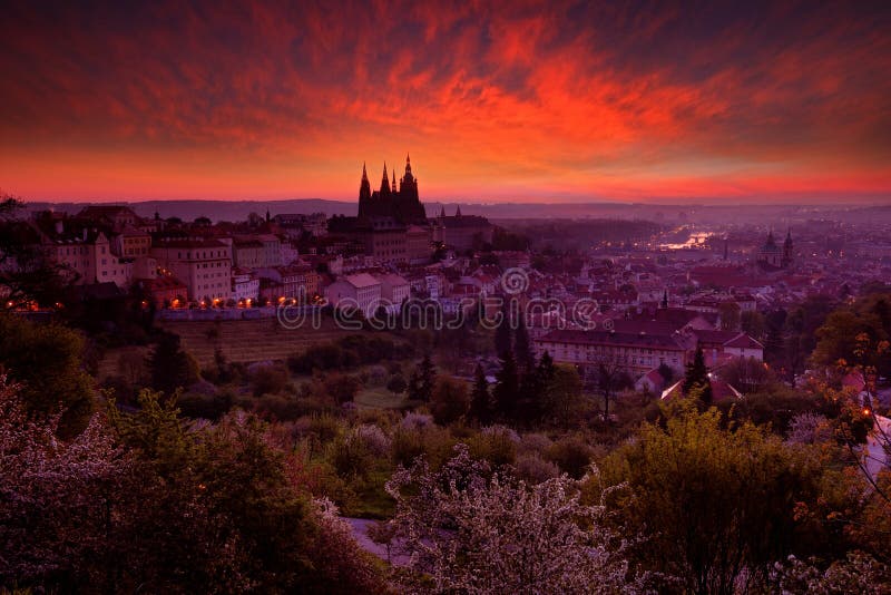 Twilight soluppgång i Prag, Tjeckien, rödorange moln med gammal stad Vackert Prag före soluppgången, Centraleuropa Ort arkivbild Twilight soluppgång i Prag, Tjeckien, rödorange moln med gammal stad Vackert Prag före soluppgången, Centraleuropa Ort arkivbild
