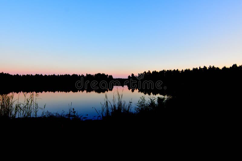 Twilight и загадочное озеро стоковая фотография Twilight и загадочное озеро стоковая фотография
