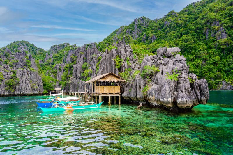 Twin Lagoon En Paradise Island Con Rocas Calizas Afiladas Destino De