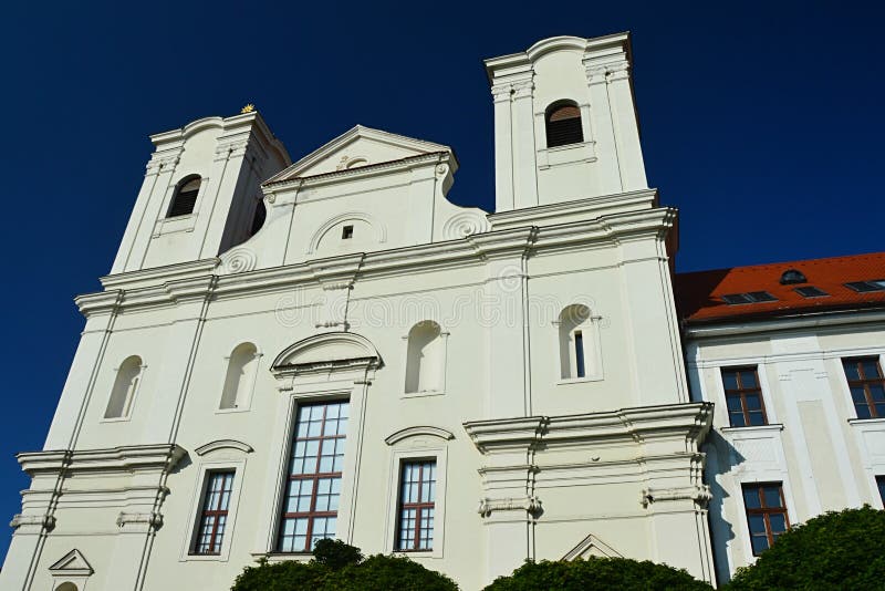 Dvojveže barokového jezuitského kostola sv. Františka Xaverského v Skalici z roku 1693, prežiarené popoludňajším letným slnkom