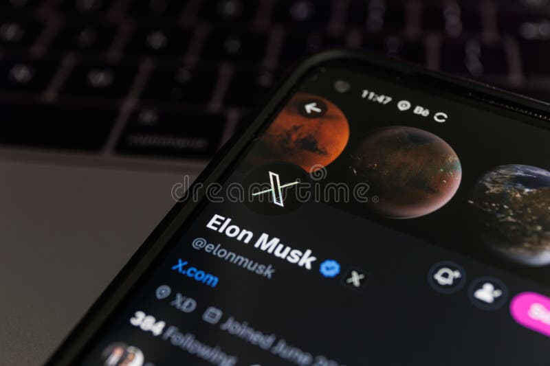 Twitter changes name to X. Elon Musk twitter account.