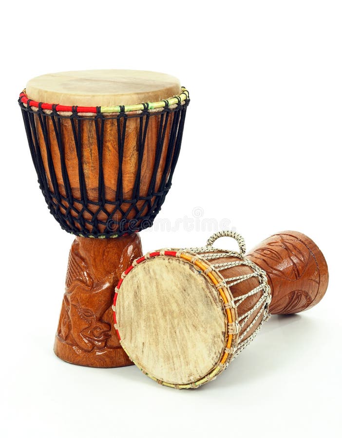 Scolpite due Africane djembe batteria sul sfondo bianco.