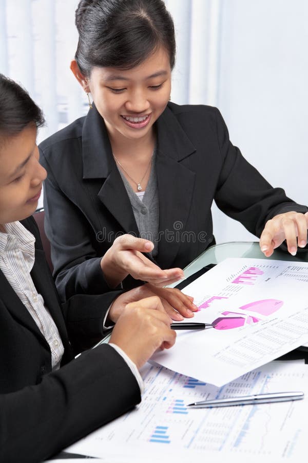 Dos asiático mujer de negocios, sur salida asiático a chino discusión a trabajo en equipo.