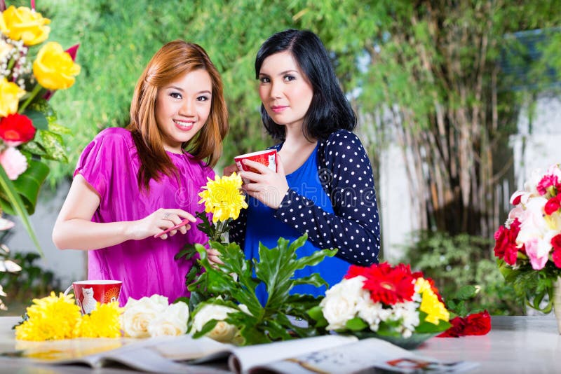 https://thumbs.dreamstime.com/b/two-asian-girlfriends-flowrers-stylish-cutting-flowers-bind-them-to-bouquets-exotic-environment-32738747.jpg