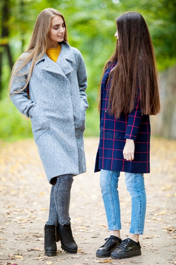 Two beautiful girls in the autumn forest stock photography Two beautiful girls in the autumn forest stock photography