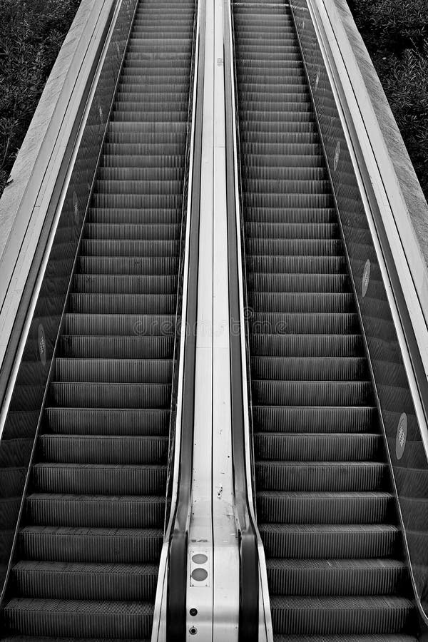 Dos en blanco y negro escaleras mecánicas a ellos.