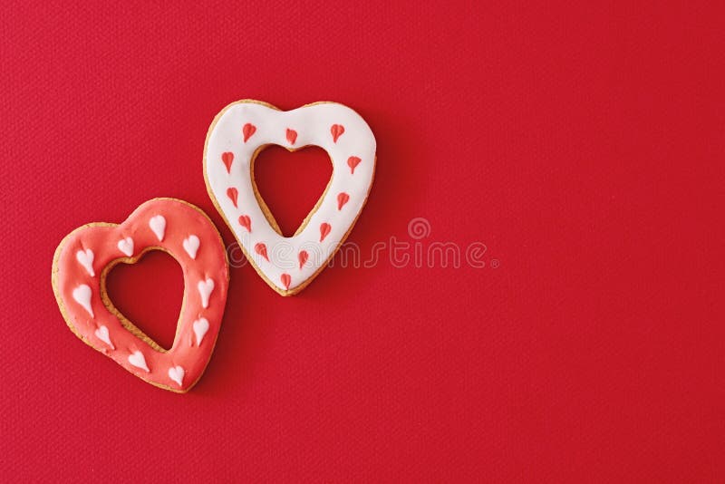 Hai chiếc bánh hình trái tim: Chi tiết tinh tế như hai chiếc bánh hình trái tim với đường và kem trên nền đỏ sẽ làm cho bất cứ ai cũng thích thú và phấn khích. Khám phá hình ảnh này trên nền tảng máy tính Valentine để sử dụng như một hình nền đầy ý nghĩa cho dịp lễ tình nhân.