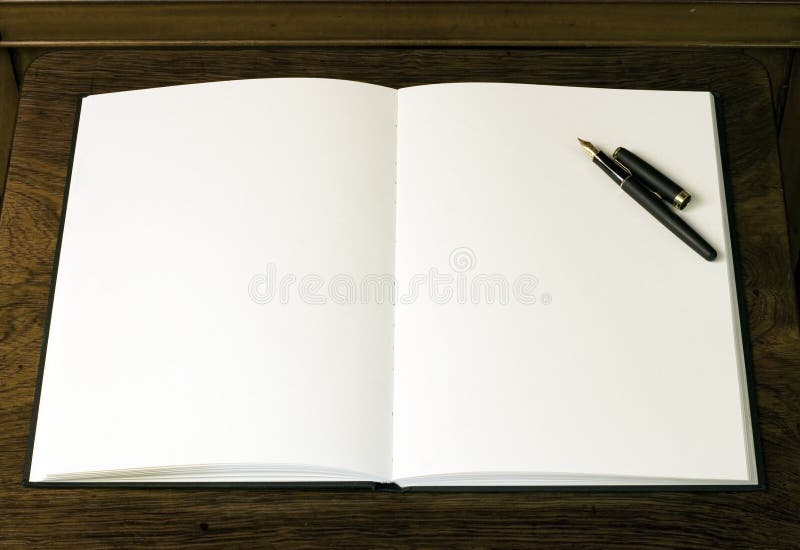 Due vuote pagine in bianco e la penna in libro o il blocco note.