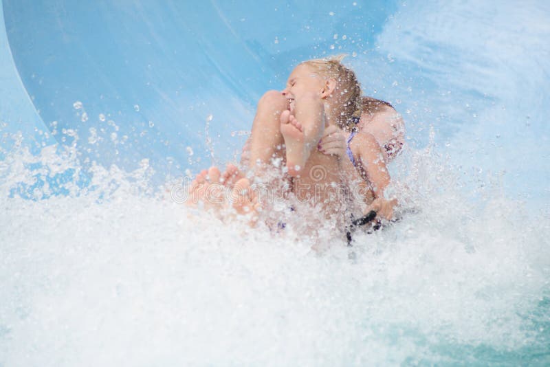 Due ragazze si divertono a venire giù da uno scivolo acquatico.