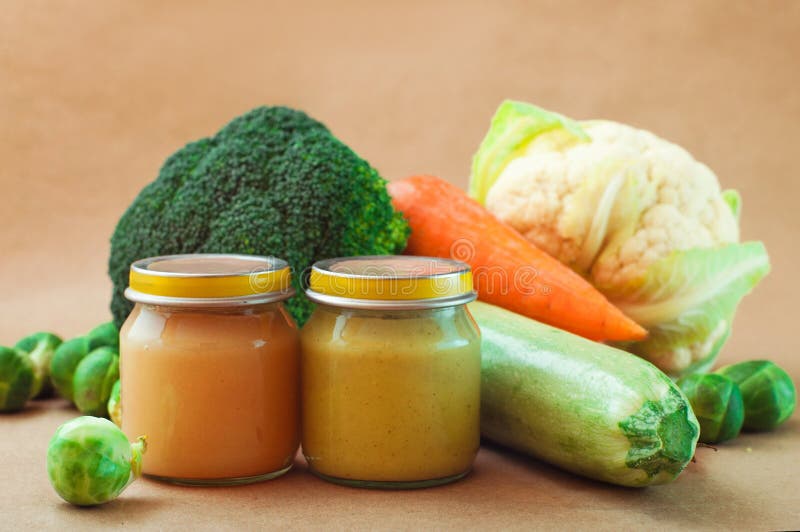 Bicchiere superare di poco naturale un bambino pasto sul tavolo verdura purea germogli, una carota, zucca,, cavolfiore selettivo concentrarsi.