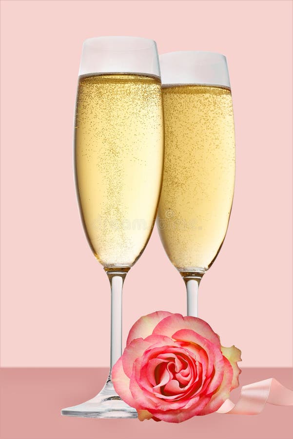 Dve okuliare z šampanské a ruže na ružový.
