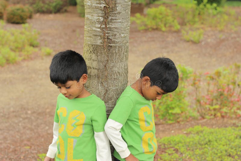 two glückliche Jungen lizenzfreie stockfotografie two glückliche Jungen lizenzfreie stockfotografie