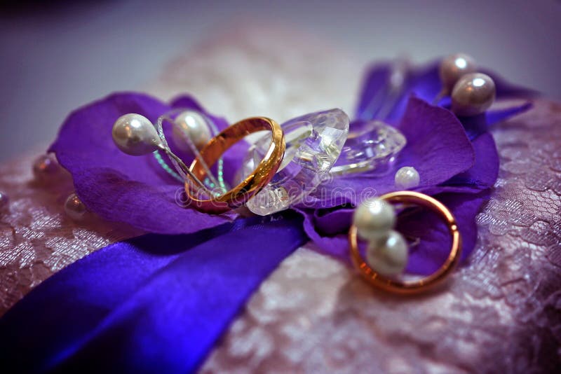Nhẫn cưới là biểu tượng đích thực cho tình yêu và hạnh phúc. Hãy đến và khám phá những mẫu nhẫn cưới đẹp và ấn tượng, mang trong mình sự đỉnh cao của sự lãng mạn và sự tinh tế.