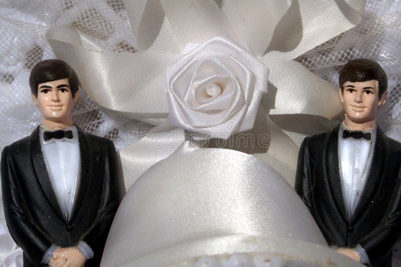 Due uomini figurine su un matrimonio di sfondo concetto per il matrimonio gay.