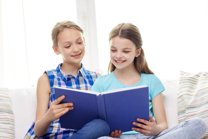 My sister to read books. Подросток с книгой. Подросток с книгой в руках. Мальчик и девочка с книгой. Мальчик и девочка читают книгу.