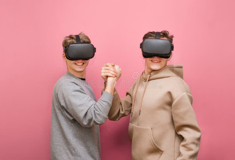Hãy cùng xem hình ảnh về những chiếc mũ VR và bàn tay dựa nhau, đó là sự kết hợp hoàn hảo giữa công nghệ và tình cảm. Hình ảnh này sẽ đem đến cho bạn cảm giác kỳ diệu và đáng yêu khi ước mơ được trở thành hiện thực.