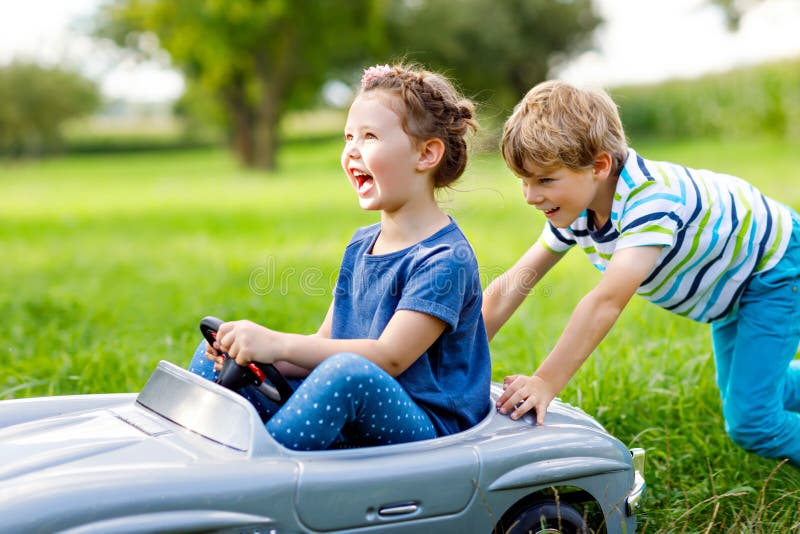 Child having fun car : plus de 9 631 photos de stock libres de