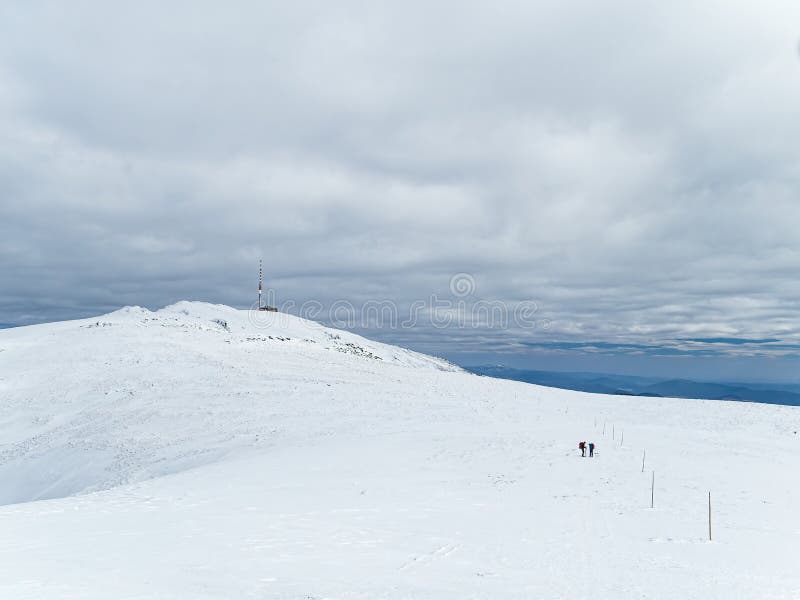 Dvaja turisti na Kráľovej holi v Nízkych Tatrách v zime