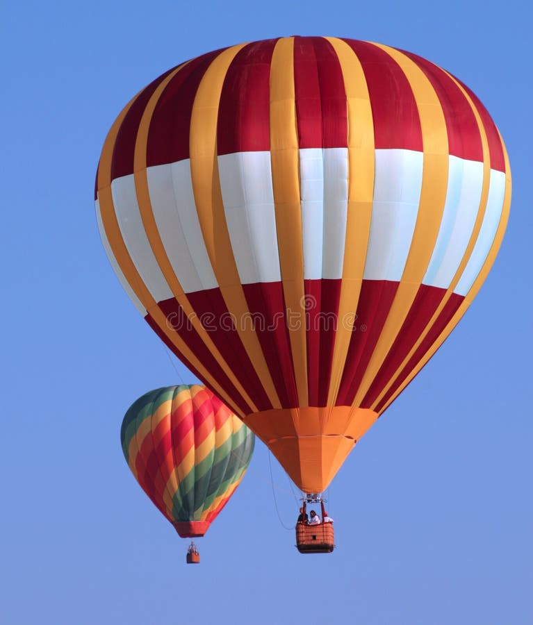 Dva horkovzdušné Balóny ve vzduchu.