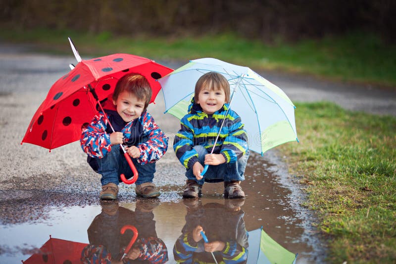 Зонт для детей. Семья с зонтиками. Мальчик с зонтом фото. Семья с малышом под зонтиком. Rain sisters