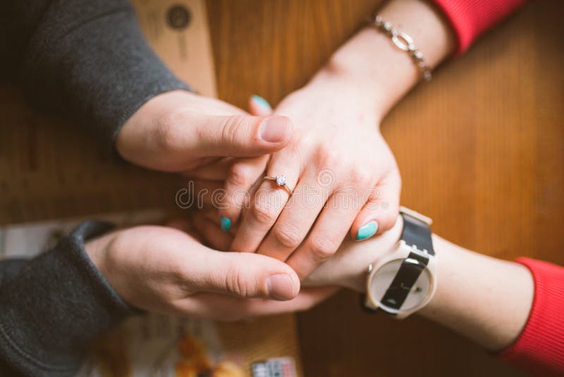 Featured image of post Couple Hand Love Images : Search 123rf with an image instead of text.