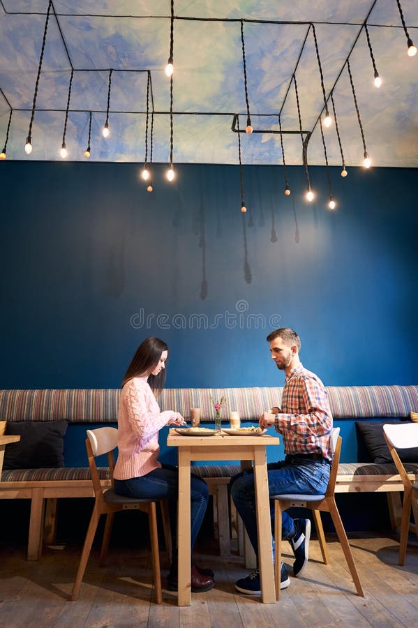 Two People In Atmospheric Cafe Enjoying Time Spending With Each Other Having Dinner Talking In Cafe 蓝色背景库存照片 图片包括有蓝色 客户