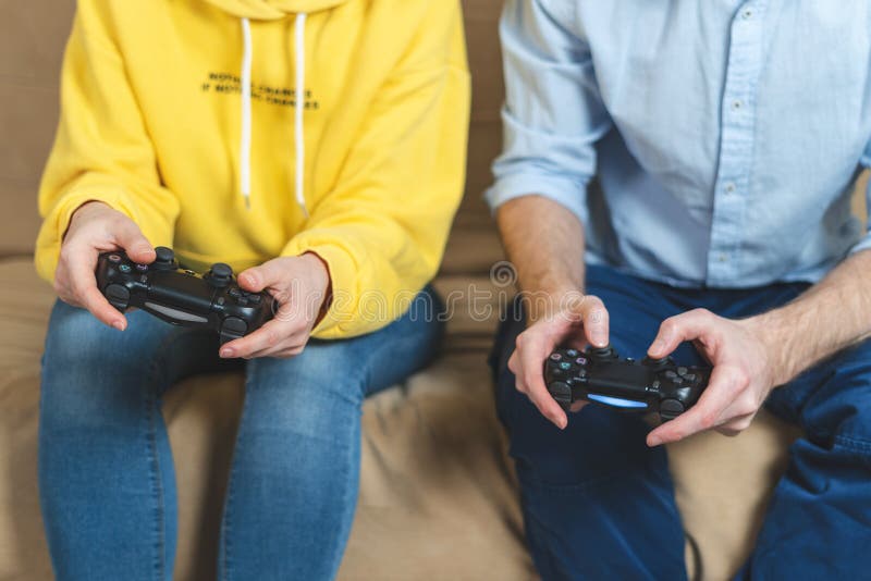 Jogo De Duas Pessoas Nos Jogos De Vídeo Usando O Gamepad Foto de Stock -  Imagem de vara, cara: 142861112