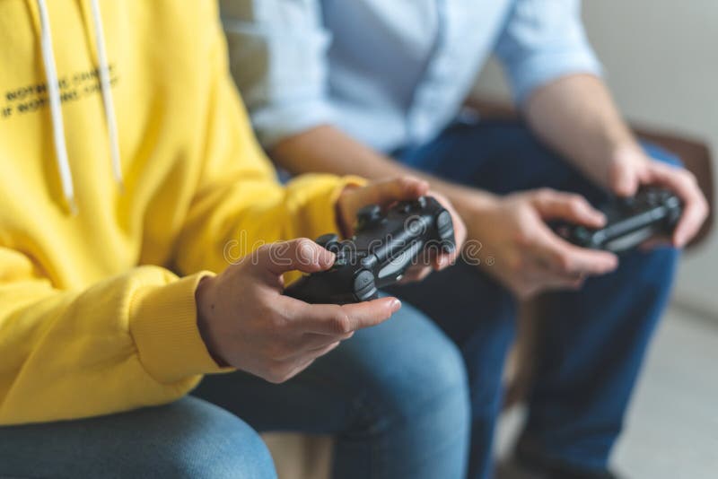 Jogo De Duas Pessoas Nos Jogos De Vídeo Usando O Gamepad Foto de Stock -  Imagem de vara, cara: 142861112