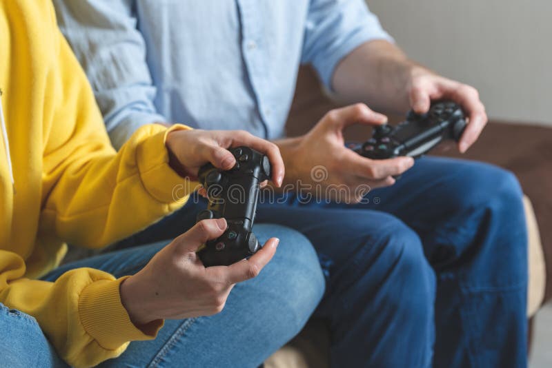 Jogo De Duas Pessoas Nos Jogos De Vídeo Usando O Gamepad Foto de Stock -  Imagem de vara, cara: 142861112