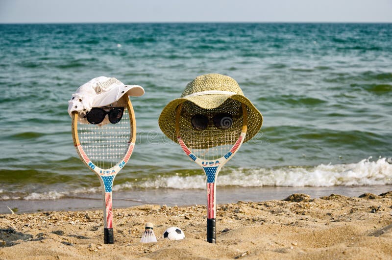 Creato da due vecchie racchette ragazzo e una ragazza di spendere il loro tempo d'estate sulla spiaggia.