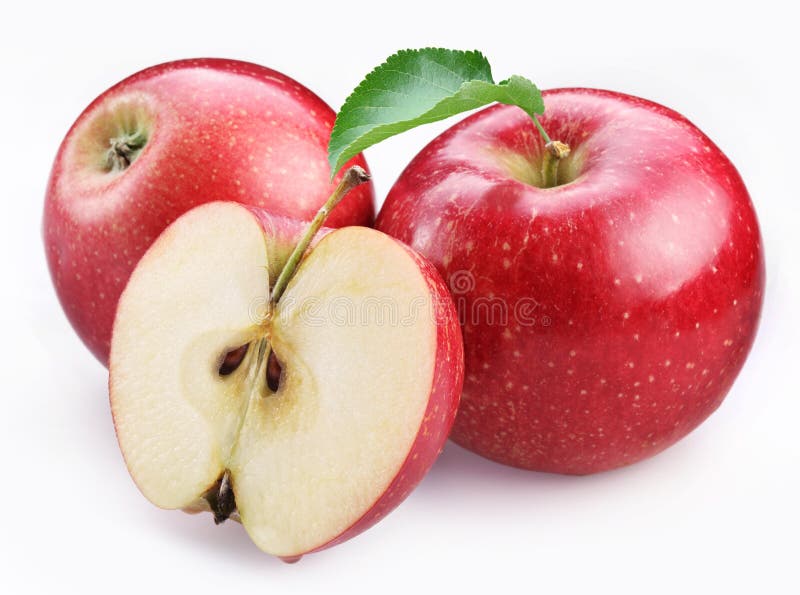 Due mature, mele rosse e metà della mela.