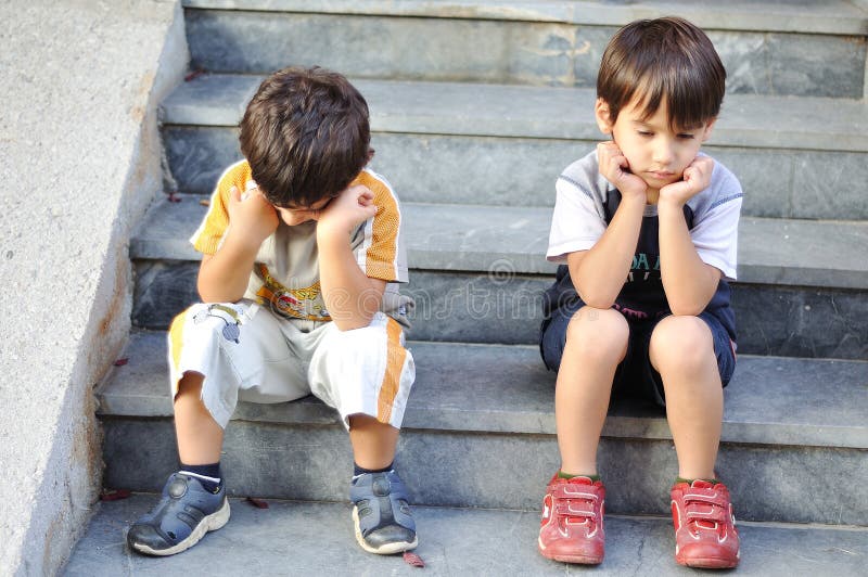 Due tristi i bambini sulla procedura.