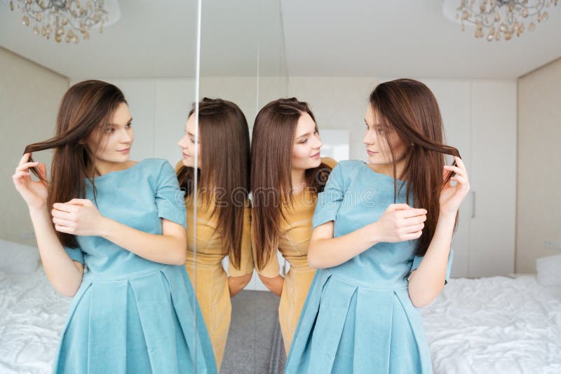 Сколько стоит сестра. Зеркало "Близнецы". Две сестры в зеркале. Близнецы картинки зеркало. Зеркало сестра близнец.