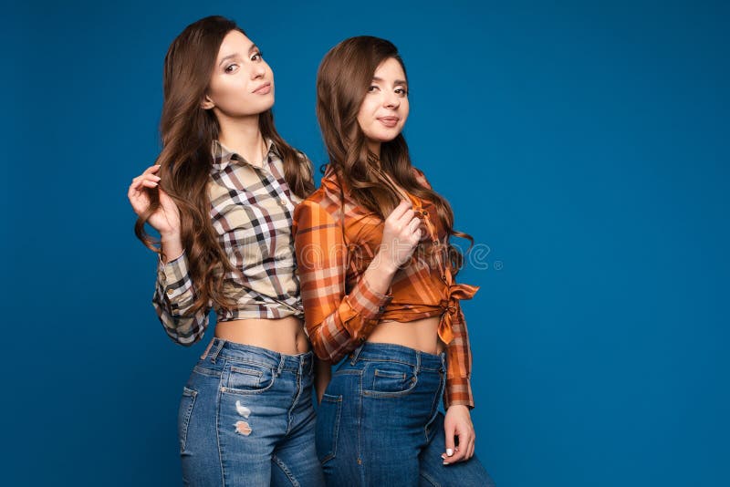 Две сестры в джинсах. Фотосессия двух сестер в джинсах. Сестры в джинсах и рубашке. Сестра в джинсах. Sister jean