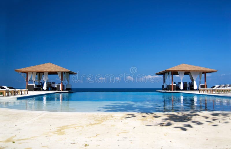 Two summerhouses with swimming pool near ocean