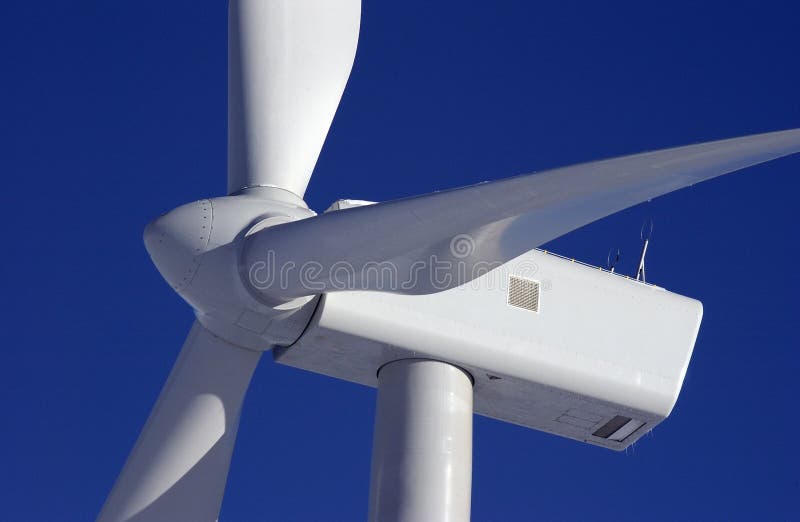 Close-up di Turbine a Vento contro il cielo blu.