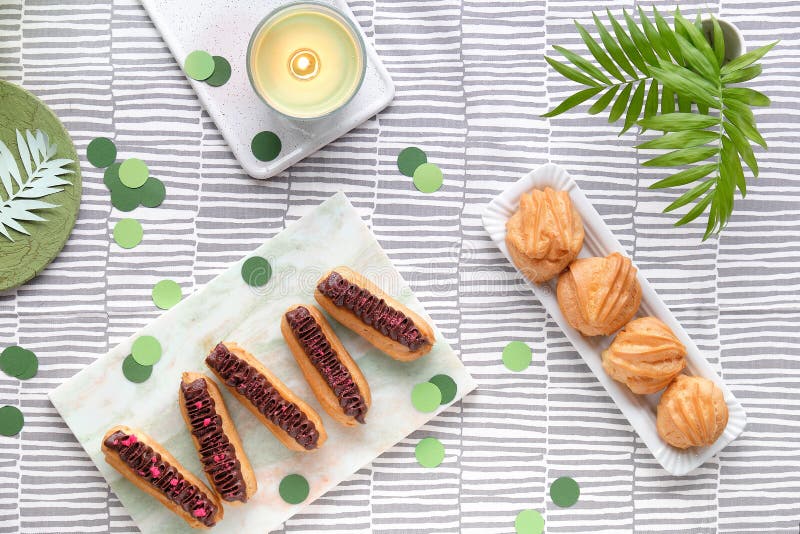 Twórcze płaskie leżące z egzotycznymi liśćmi. ciastka warzywne. sylwetki naturalne i papierowe liści palmowych fotografia stock