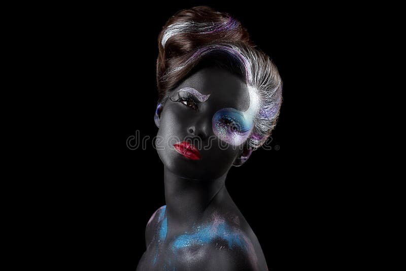 twórczość Projektująca Galanteryjna kobieta z sztuki Artystycznym Makeup Moda styl obraz stock twórczość Projektująca Galanteryjna kobieta z sztuki Artystycznym Makeup Moda styl obraz stock