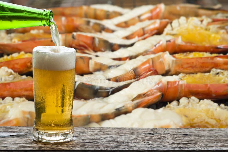 Tyck om öl med grillad jätte- räka royaltyfri foto Tyck om öl med grillad jätte- räka royaltyfri foto
