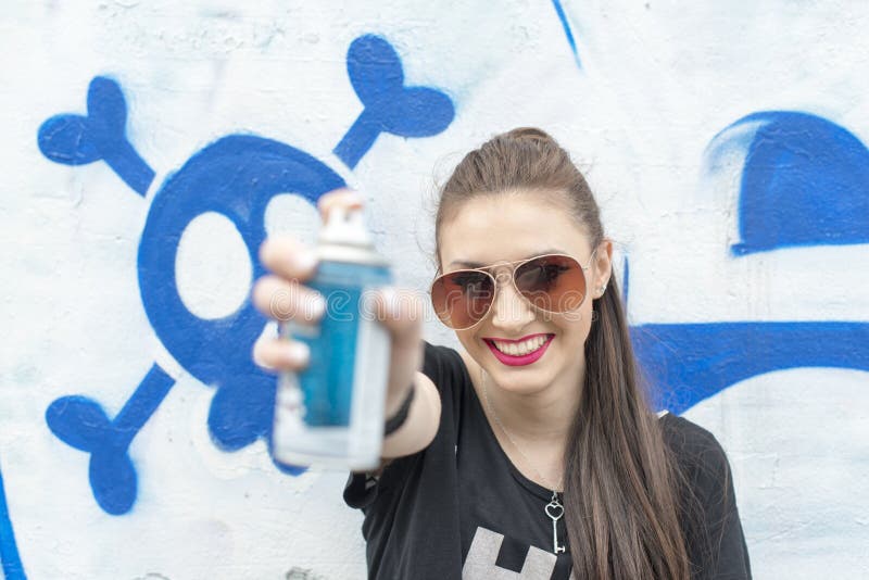 Tycker om den unga kvinnan för lycka grafittisprutmålningsfärg arkivbild Tycker om den unga kvinnan för lycka grafittisprutmålningsfärg arkivbild