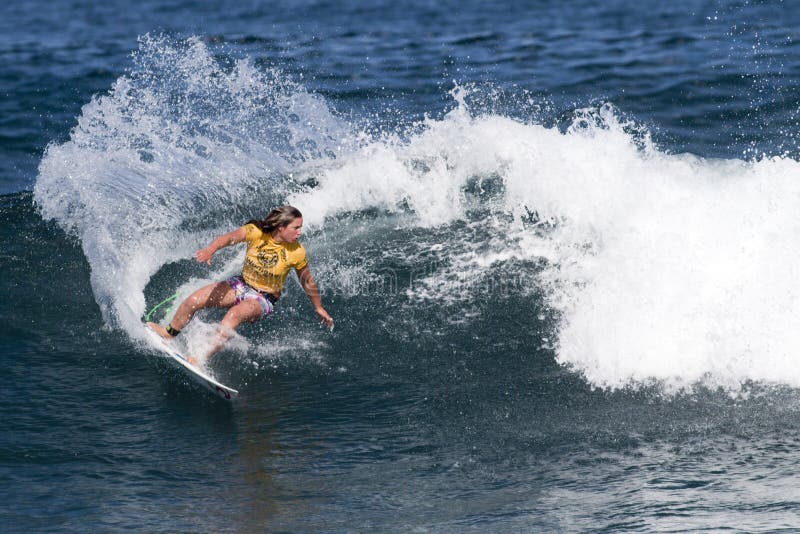 Tyler Wright que practica surf en favorable hawaiano de las mujeres imágenes de archivo libres de regalías Tyler Wright que practica surf en favorable hawaiano de las mujeres imágenes de archivo libres de regalías