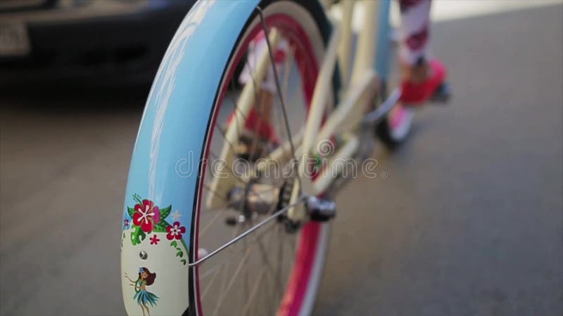 Tylna strona dziewczyny kolarstwo w letniego dnia kole rowerowa ostrość wewnątrz swobodny ruch