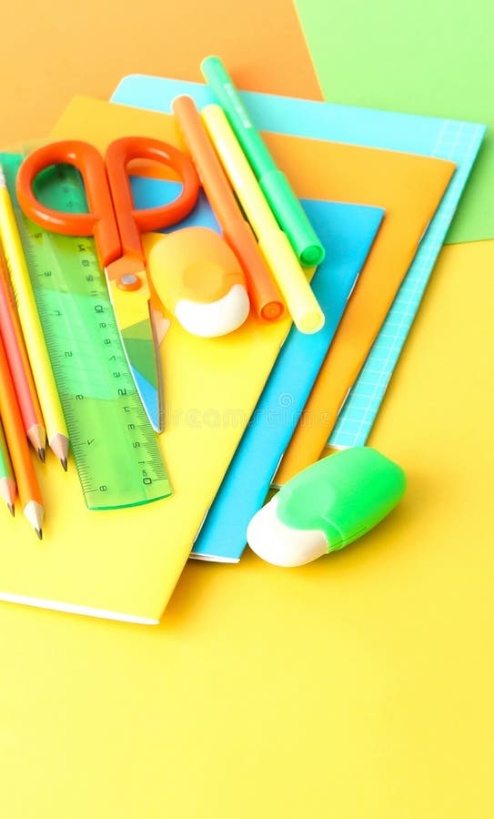 Tylna t? o do szko? y Szkolnych dostaw jaskrawi kolory. Back to school background. School supplies bright colors at abstract colored background. Education concept. Top view. Copy space