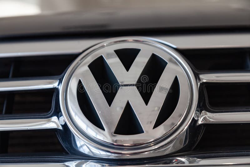 Tylni nameplate i emblemat luksusowi bardzo drodzy nowi czarni Volkswagen Touareg samochodowi stojaki w domycie pudełkowatej czek fotografia stock Tylni nameplate i emblemat luksusowi bardzo drodzy nowi czarni Volkswagen Touareg samochodowi stojaki w domycie pudełkowatej czek fotografia stock