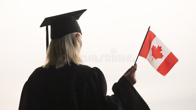 Tylni widok absolwent z flagą Kanada w ręce Nauka w Kanada obrazy stock Tylni widok absolwent z flagą Kanada w ręce Nauka w Kanada obrazy stock