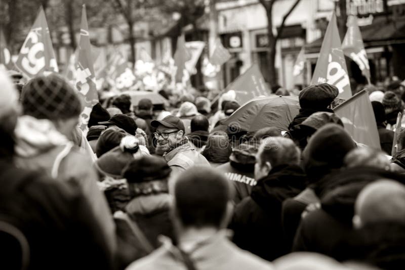 Tylni widok protestujący przy protestem przeciw Macron francuza governm fotografia royalty free Tylni widok protestujący przy protestem przeciw Macron francuza governm fotografia royalty free