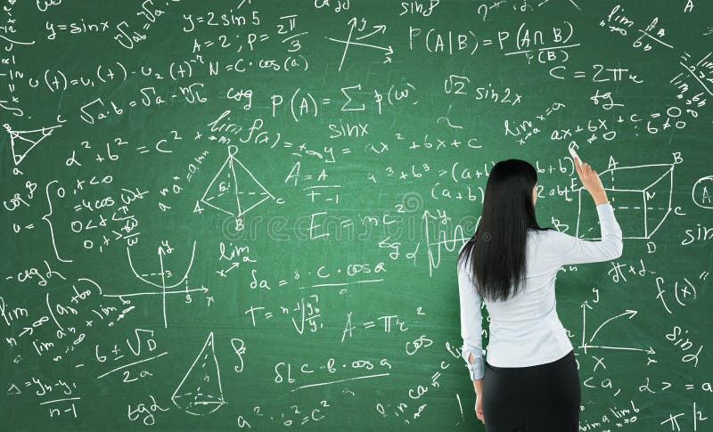 Tylni widok rozważna kobieta która pisze matematyk obliczeniach na zielonej kredowej desce