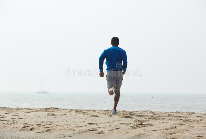 Tylni widoku amerykanina afrykańskiego pochodzenia mężczyzna bieg fotografia royalty free